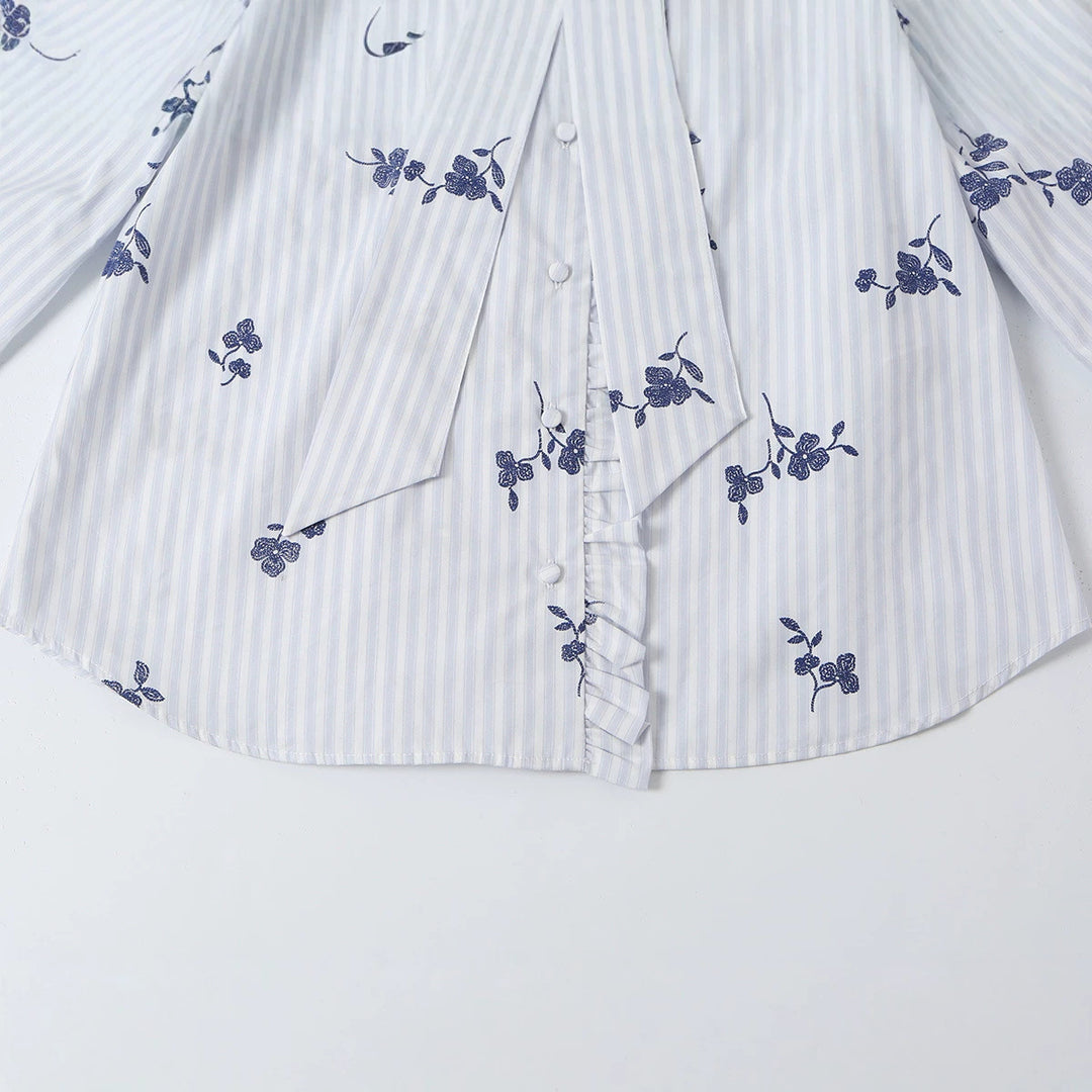 Damen Schlupfbluse mit Schleifenkragen, Rüschenpasse und floraler Stickerei Nord Taschen