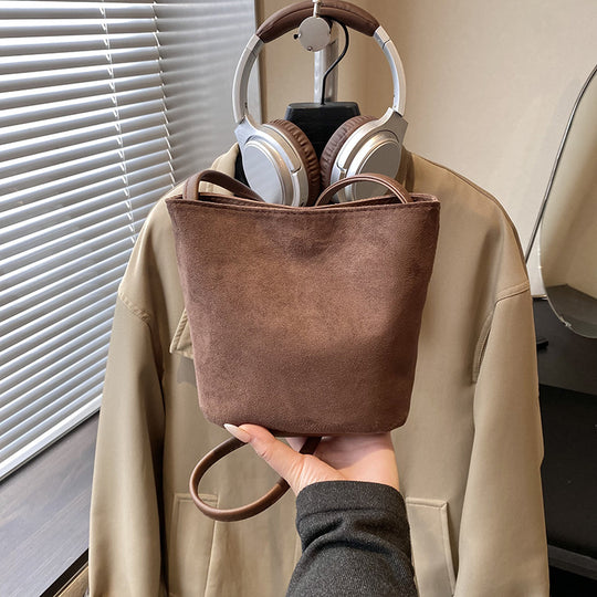 Damen Schultertasche aus weichem Wildleder mit minimalistischer Form Nord Taschen