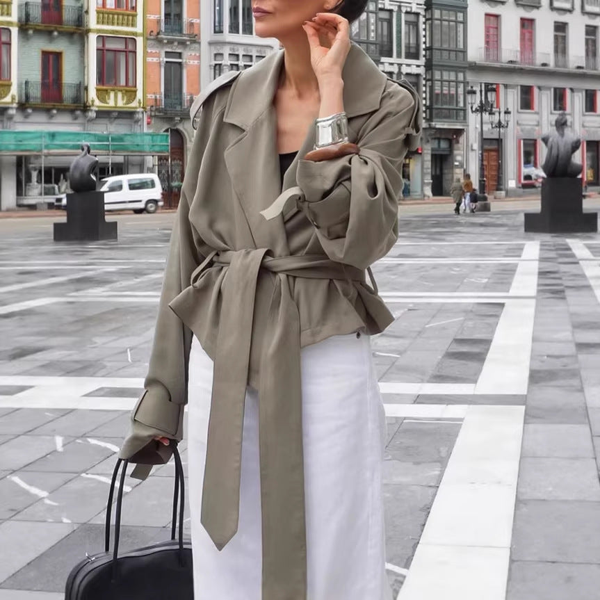 Damen Leichte Kurztrenchjacke mit weiten Revers, langen Bindegürtel und verstellbaren Manschetten Nord Taschen