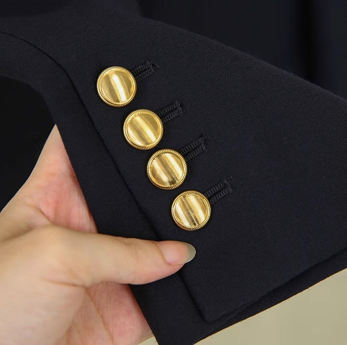 Damen weit geschnittener Blazer mit taillierter Silhouette, goldenen Schmuckknöpfen und Pattentaschen Nord Taschen
