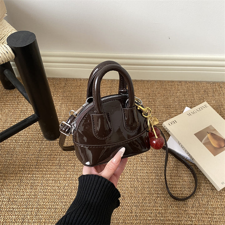 Damen Mini Umhängetasche mit fruchtigem Anhänger Nord Taschen