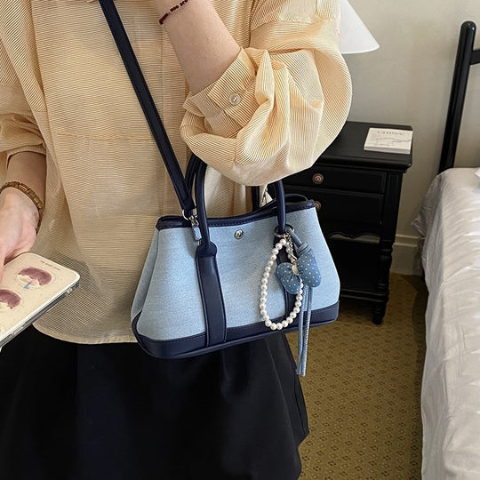 Damen Handtasche im modernen Denim-Look mit charmantem Anhänger Nord Taschen