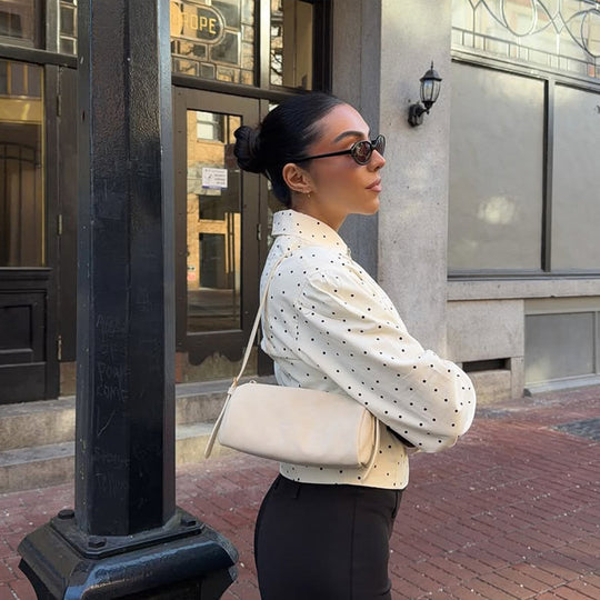 Damen Taillierte Kurzjacke mit Polka‑Dot Perforation, Hemdkragen und verdecktem Reißverschluss Nord Taschen
