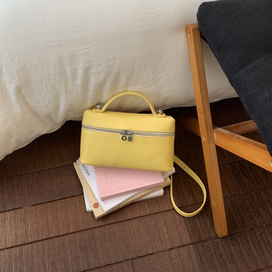 Damen hochwertige Handtasche mit strukturiertem Design und verspieltem Anhänger Nord Taschen