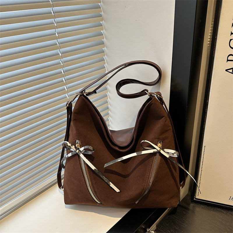 Damen Beuteltasche mit dekorativen Reißverschlussdetails Nord Taschen