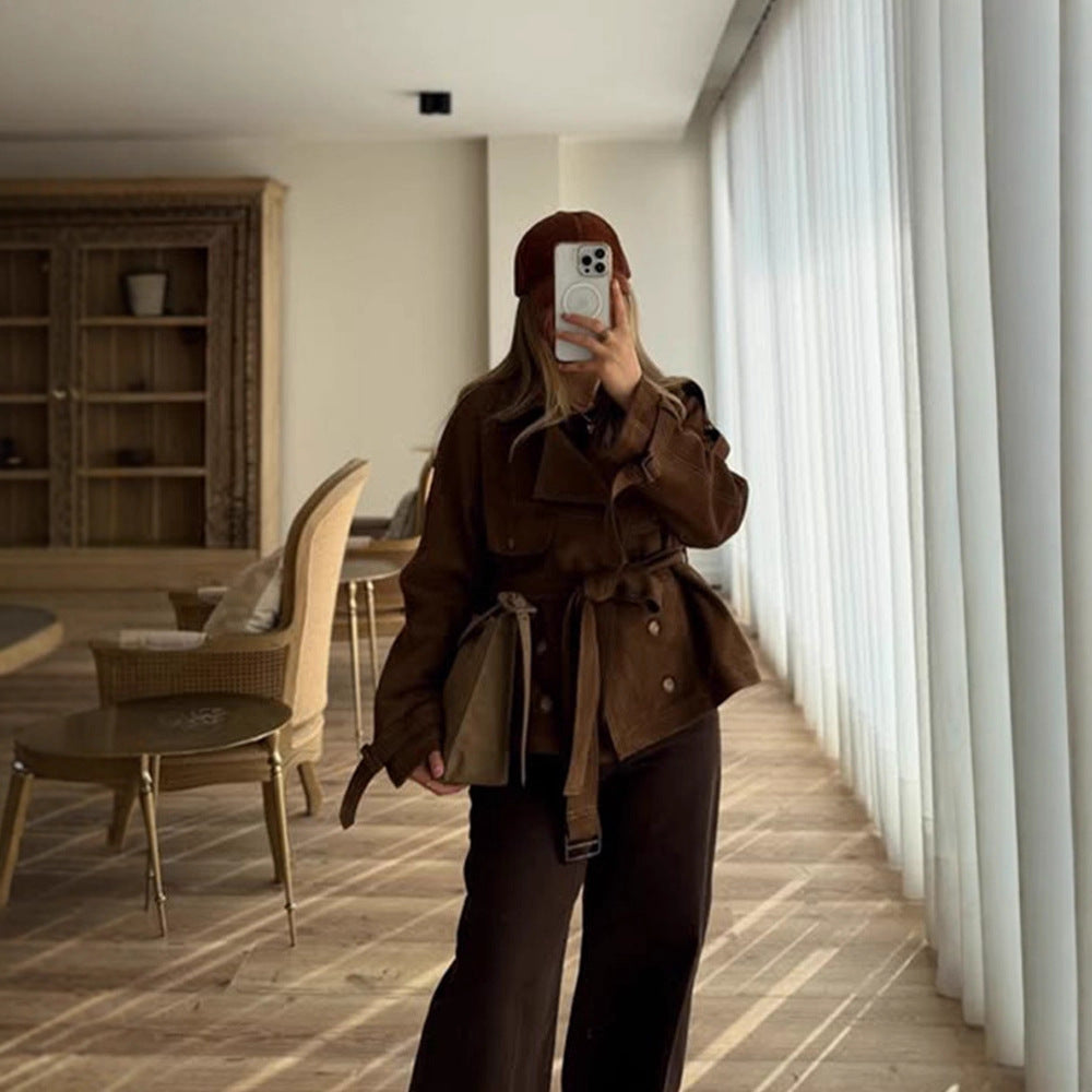 Damen Kurz geschnittener Veloursleder‑Trenchjacke mit Taillengürtel und verstellbaren Manschetten Nord Taschen