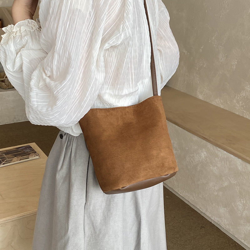 Damen Schultertasche aus weichem Wildleder mit minimalistischer Form Nord Taschen