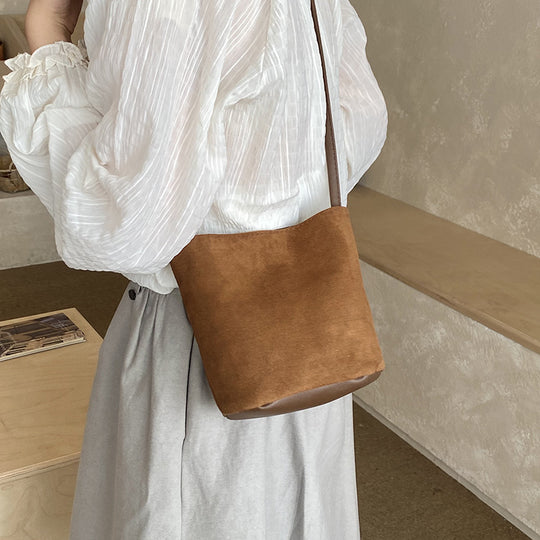 Damen Schultertasche aus weichem Wildleder mit minimalistischer Form Nord Taschen