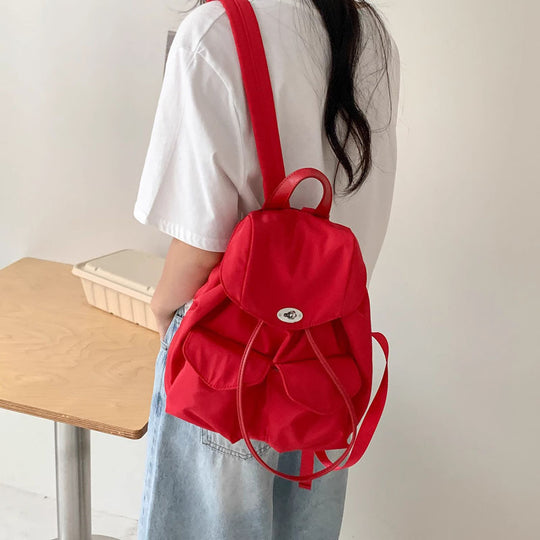 Damen Rucksackhandtasche mit eleganter Klappenöffnung und praktischen Außentaschen Nord Taschen