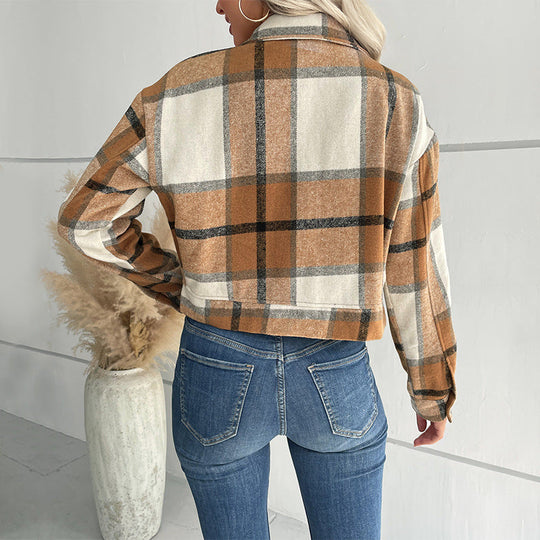 Damen Kurz geschnittene karierte Overshirt‑Jacke mit Brustklappen und Holzknöpfen Nord Taschen