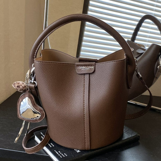 Damen Bucket-Handtasche mit minimalistischem Design und abnehmbarem Anhänger Nord Taschen