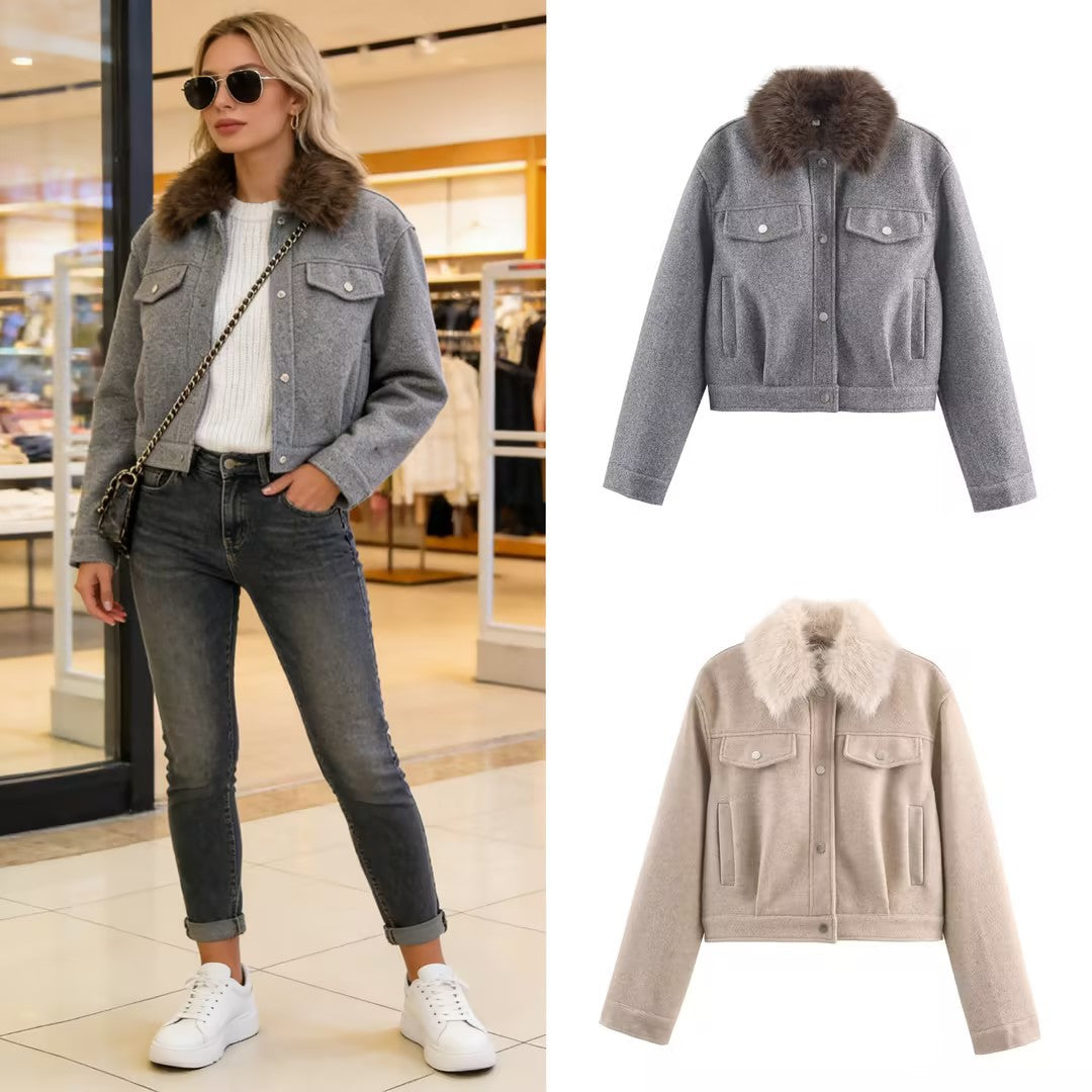 Damen Kurze Wolljacke mit voluminösem Fellkragen, Druckknopf‑Front und aufgesetzten Brusttaschen Nord Taschen