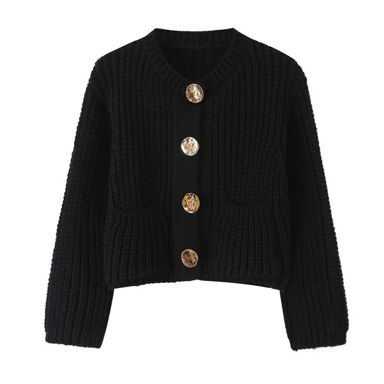 Damen Grobgestrickte Kurzstrickjacke mit großen Zierknöpfen und aufgesetzten Taschen Nord Taschen