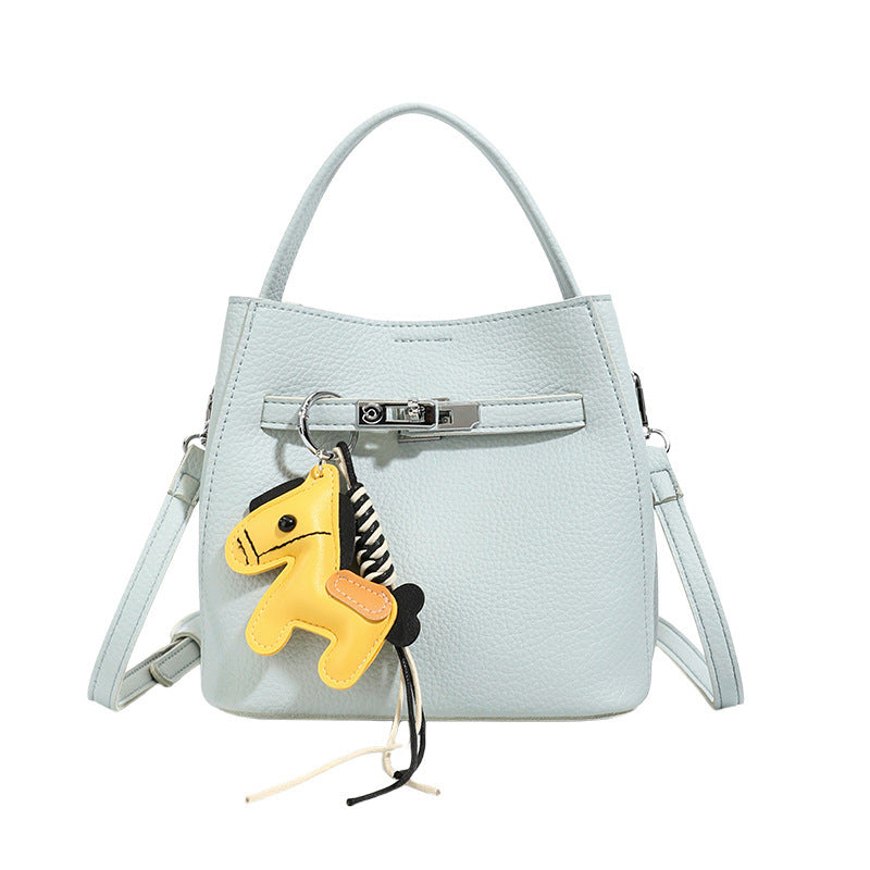 Damen Mini-Umhängetasche mit verspieltem Design und niedlichem Anhänger Nord Taschen