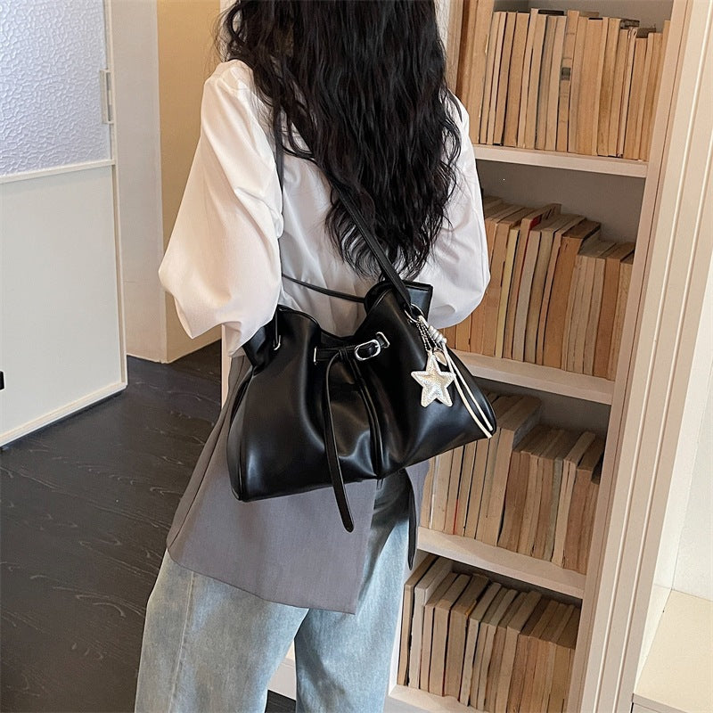 Damen modische Shopper Tasche mit elegantem Kordelzug und dekorativem Anhänger Nord Taschen