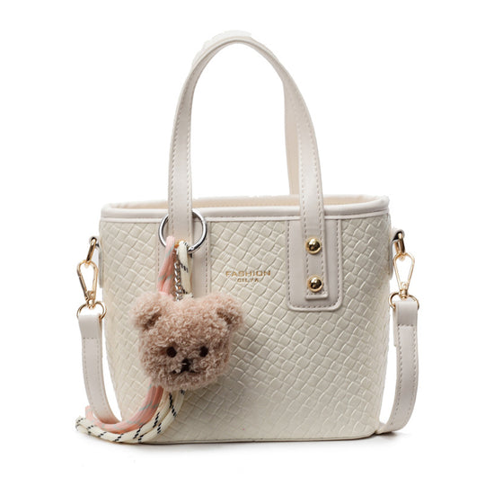 Damen Mini-Handtasche mit strukturiertem Design und flauschigem Anhänger | Nord Taschen