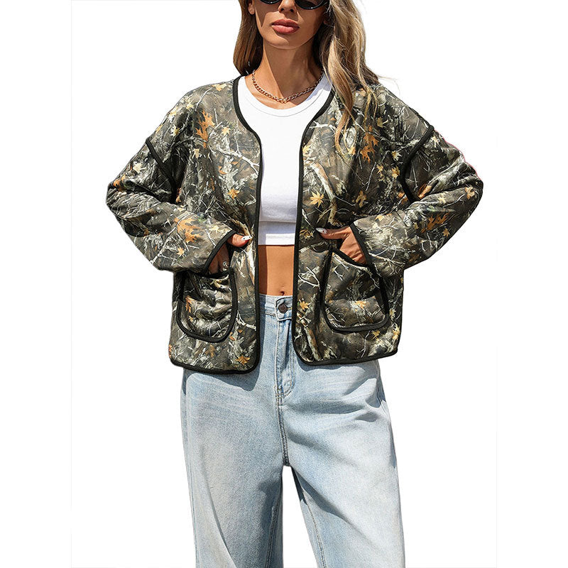 Damen Leicht gesteppte Camouflage-Jacke mit Rundhals, Kontrastpaspeln und aufgesetzten Taschen Nord Taschen
