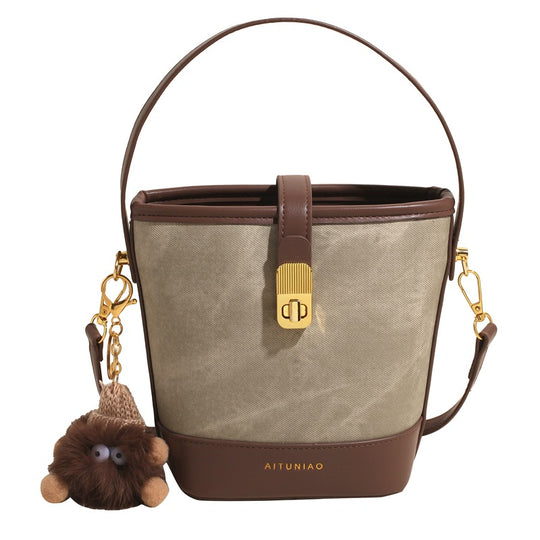 Damen Handtasche im urbanen Stil mit abnehmbarem Schlüsselanhänger Nord Taschen