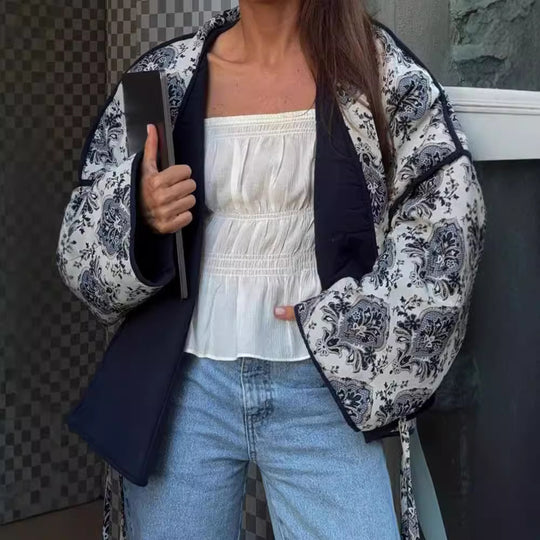 Damen Gesteppte Kimono‑Jacke mit ornamentaler Jacquardoptik und kontrastierter Paspel Nord Taschen