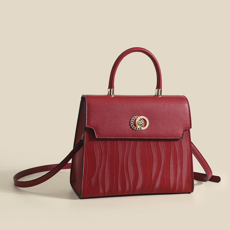 Damen Handtasche mit eleganter Wellenstruktur und goldener Schnallenakzent Nord Taschen