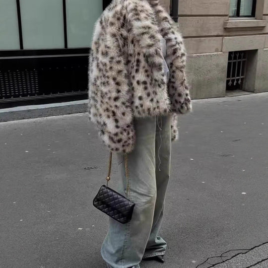 Damen Kurzjacke aus Kunstpelz im Dalmatiner‑Look mit kastiger Silhouette und weitem Schalkragen Nord Taschen