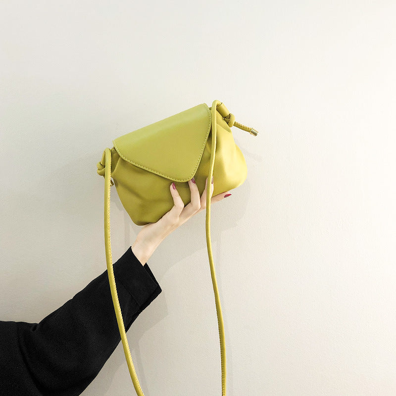 Damen Umhängetasche mit asymmetrischem Klappenverschluss und hochwertigen Ledermaterialien Nord Taschen