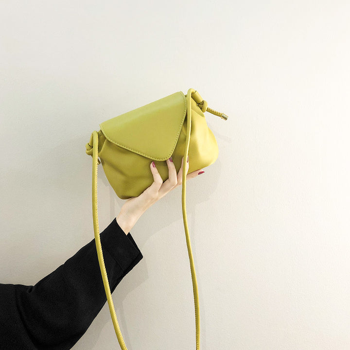 Damen Umhängetasche mit asymmetrischem Klappenverschluss und hochwertigen Ledermaterialien Nord Taschen