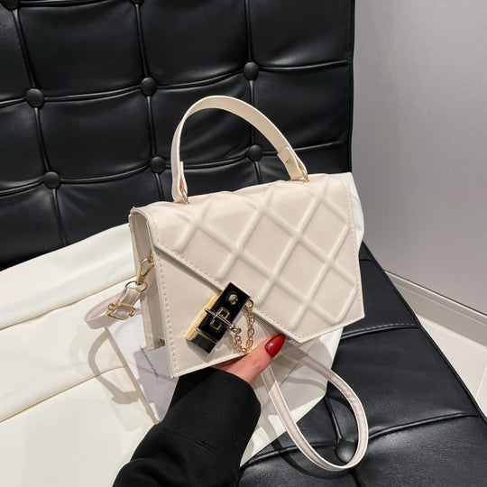 Damen Handtasche im modernen Steppmuster mit eleganter Kettenverzierung Nord Taschen