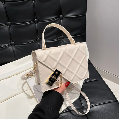 Damen Handtasche im modernen Steppmuster mit eleganter Kettenverzierung Nord Taschen