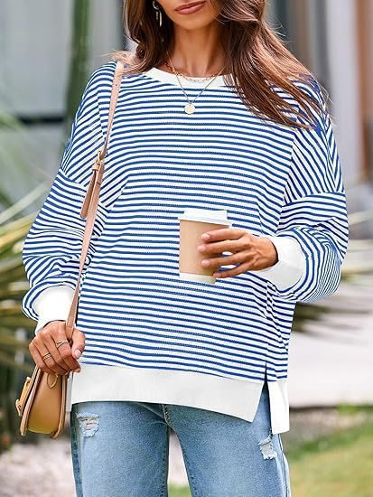 Damen Gestreifter Oversize-Sweater mit Rundhalsausschnitt und Seitenschlitzen Nord Taschen