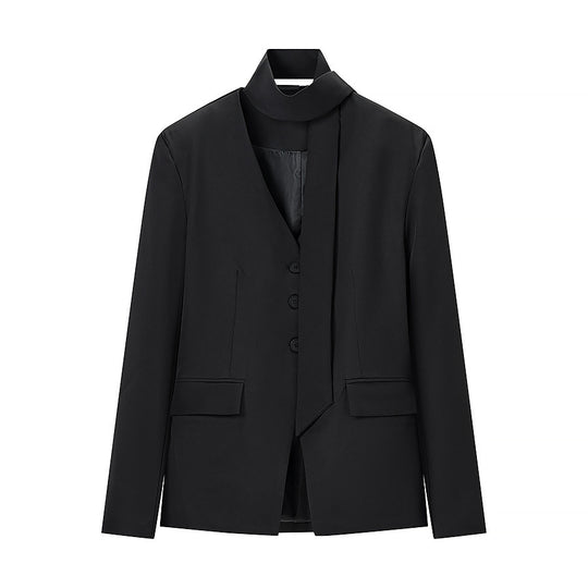 Damen Taillierter Kurzblazer mit Schluppe, V-Ausschnitt und Pattentaschen Nord Taschen