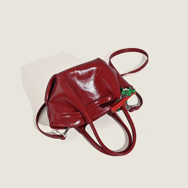 Damen Handtasche mit dekorativem Anhänger und hochwertigem Lackfinish Nord Taschen