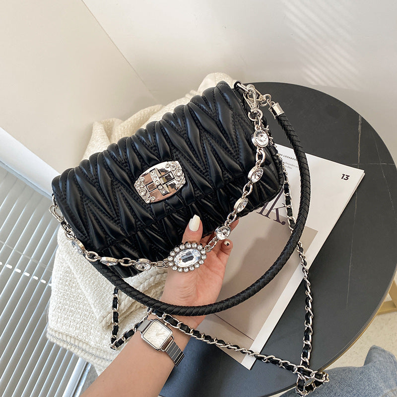 Damen Hobo-Tasche mit eleganter Raffung und glamourösem Kettenakzent Nord Taschen