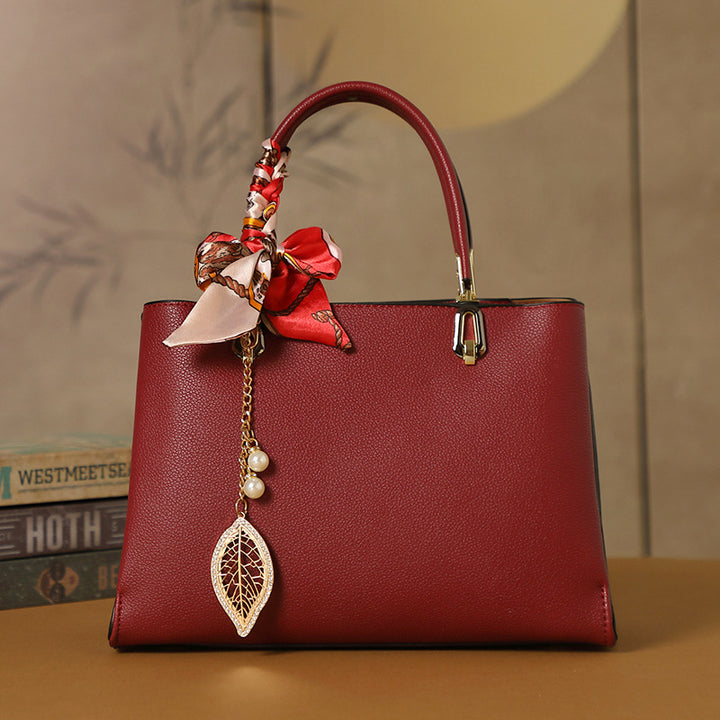 Damen elegante Handtasche mit dekorativem Anhänger Nord Taschen