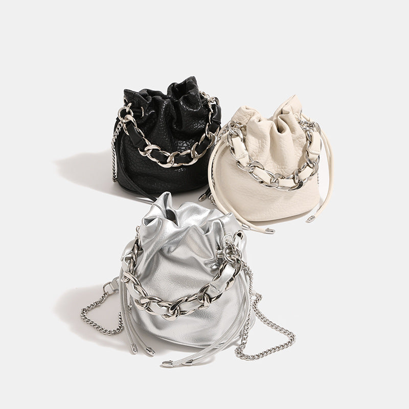 Damen Mini-Rucksacktasche mit elegantem Kettenhenkel und feiner Textur Nord Taschen