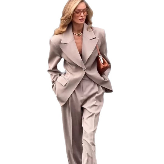 Damen Oversized Blazer‑Anzug mit skulpturaler Schulter, taillierter Ein‑Knopf‑Jacke und weiten Plisseehosen Nord Taschen
