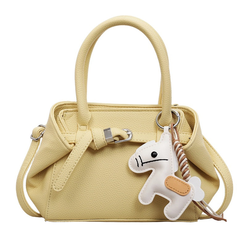 Damen stilvolle Handtasche mit charmantem Anhänger Nord Taschen