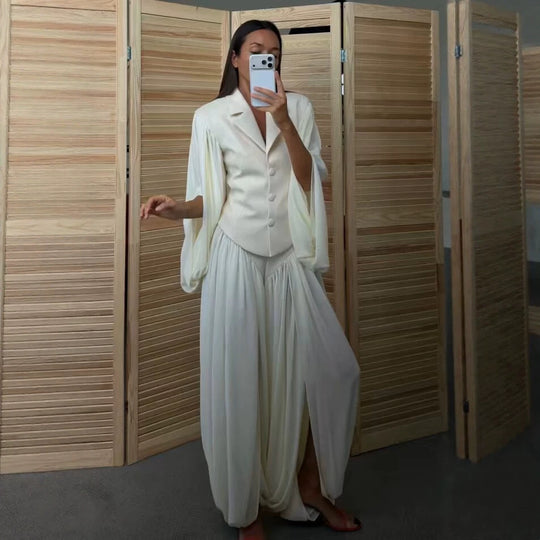 Damen Zweiteiliges Ensemble aus kurzem Blazer mit dramatischen Glockenärmeln und plissierter Palazzo-Hose Nord Taschen
