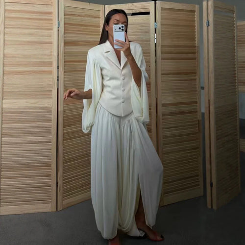 Damen Zweiteiliges Ensemble aus kurzem Blazer mit dramatischen Glockenärmeln und plissierter Palazzo-Hose Nord Taschen