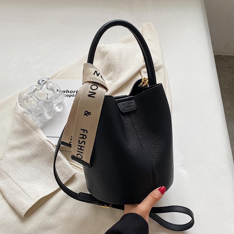 Damen Beuteltasche aus hochwertigem Kunstleder mit dekorativem Schultergurt Nord Taschen