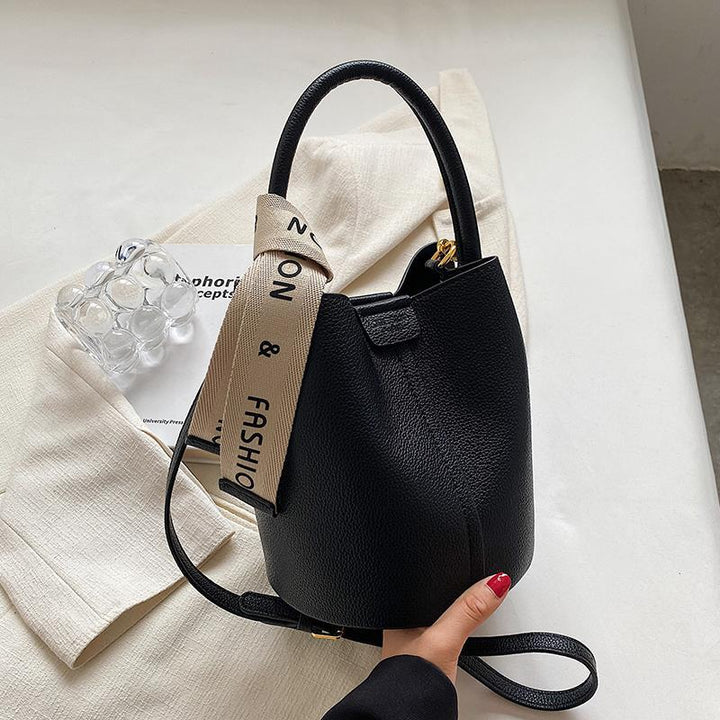 Damen Beuteltasche aus hochwertigem Kunstleder mit dekorativem Schultergurt Nord Taschen