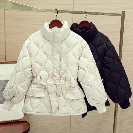 Damen nan gesteppte Taillierte Steppjacke mit Wickelgürtel, Stehkragen und Pattentaschen Nord Taschen