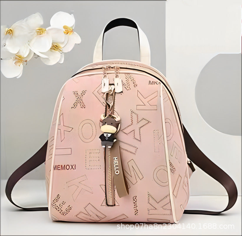 Damen Rucksackhandtasche mit modernem Schriftzug und charmantem Anhänger Nord Taschen