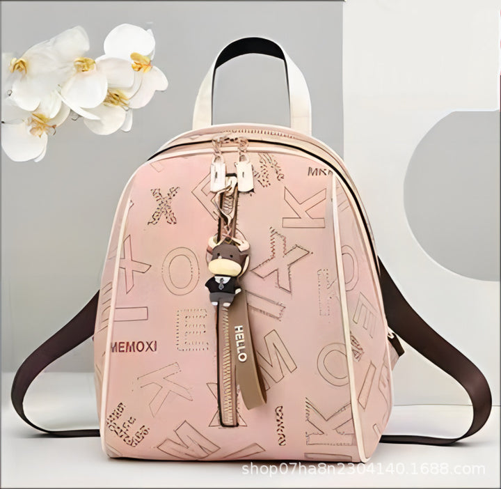 Damen Rucksackhandtasche mit modernem Schriftzug und charmantem Anhänger Nord Taschen