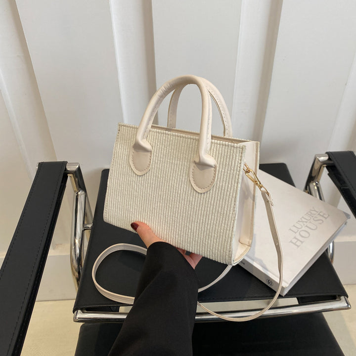 Damen praktische Handtasche mit abnehmbarem Pompon Nord Taschen