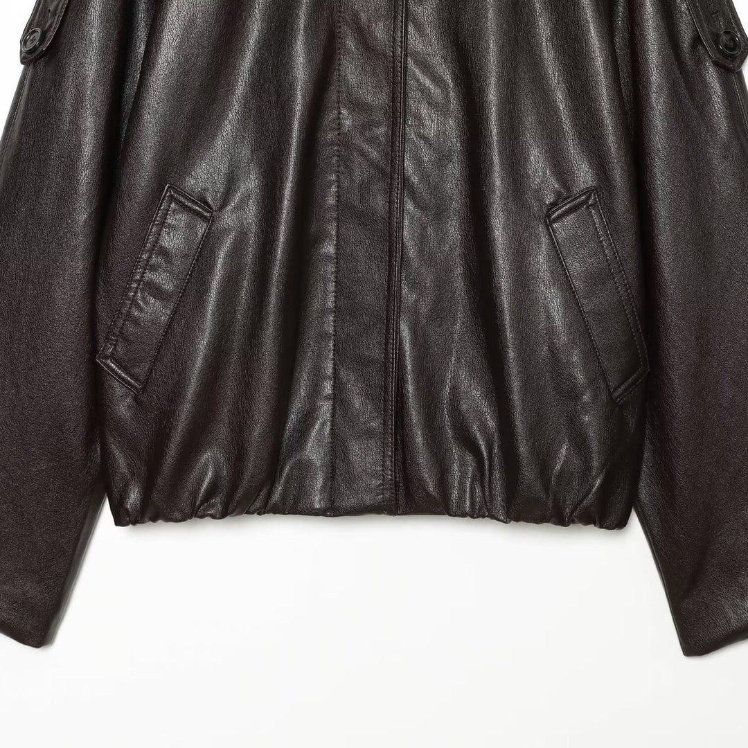 Damen Kurz geschnittene Lederoptik-Blousonjacke mit hohem Funnelkragen, Schulterriegeln und eingearbeiteten Pattentaschen Nord Taschen