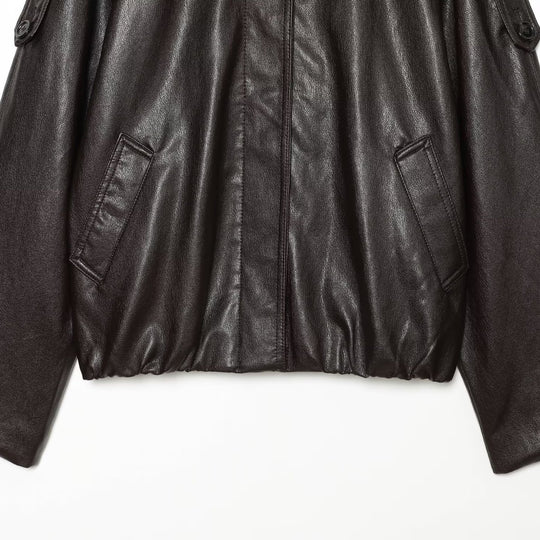 Damen Kurz geschnittene Lederoptik-Blousonjacke mit hohem Funnelkragen, Schulterriegeln und eingearbeiteten Pattentaschen Nord Taschen