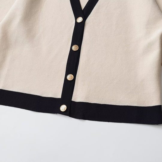 Damen Kurzärmeliges Strickponcho-Cardigan mit Kontrastblende und dekorativen Goldknöpfen Nord Taschen
