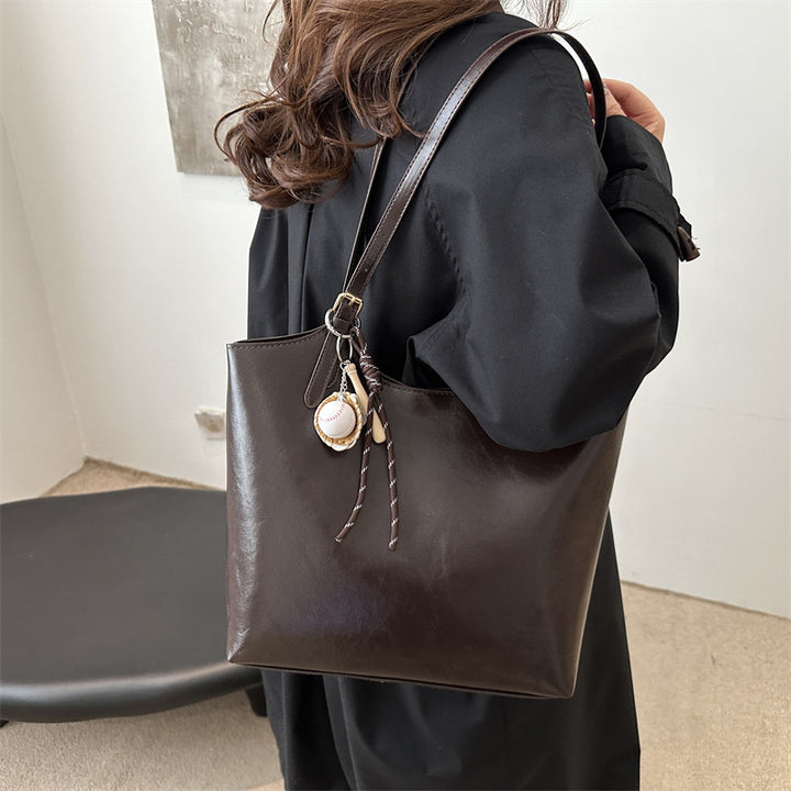 Damen elegante Schultertasche mit dekorativem Anhänger Nord Taschen