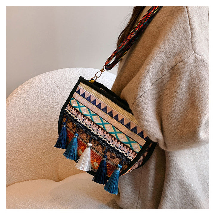Damen umhängetasche mit kreativem Stickmuster und Quasten Nord Taschen